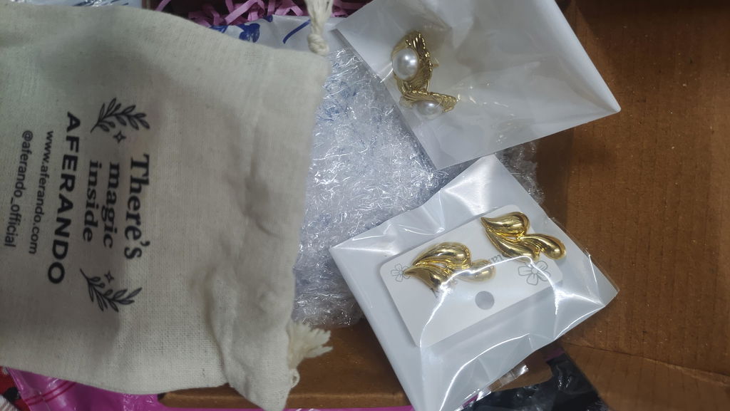 Anti-Tarnish Square Shaped Stainless Steel 18K Gold Plated Pearl Stud Earrings