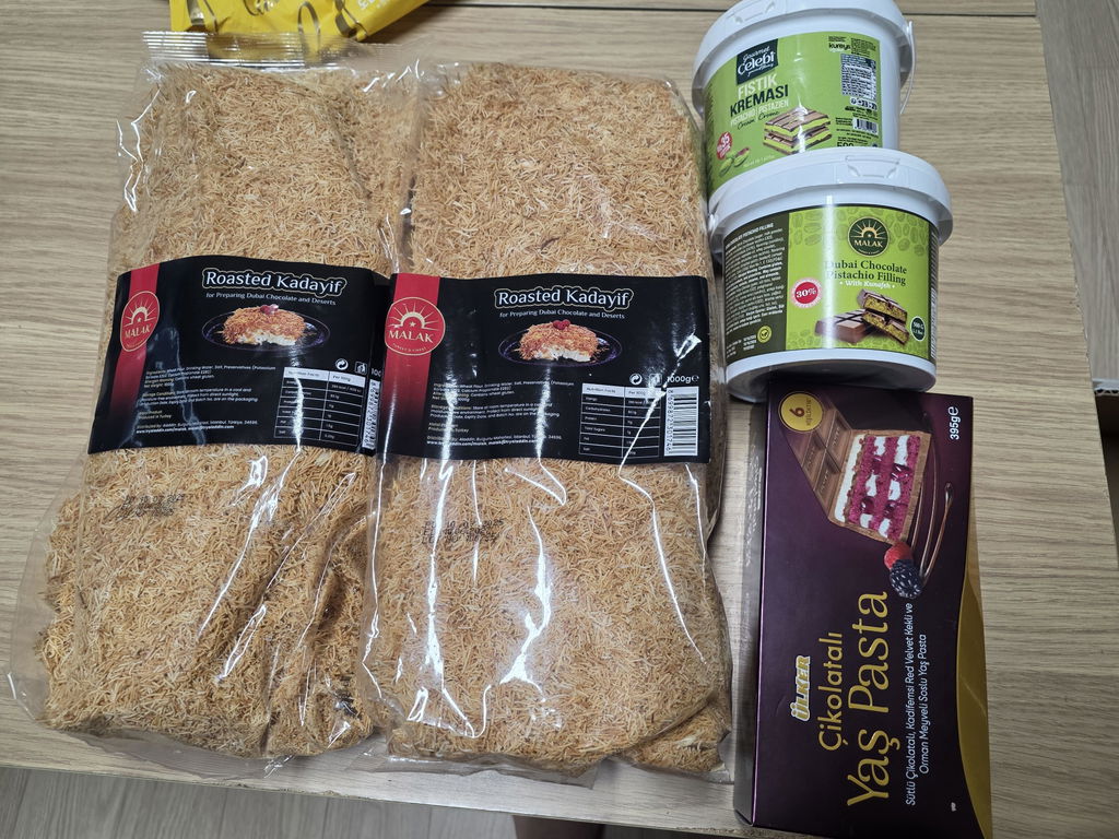 Ulker Chocolate Cake Bar with Mixed Berry Filling (Cikolatali Yas Pasta)