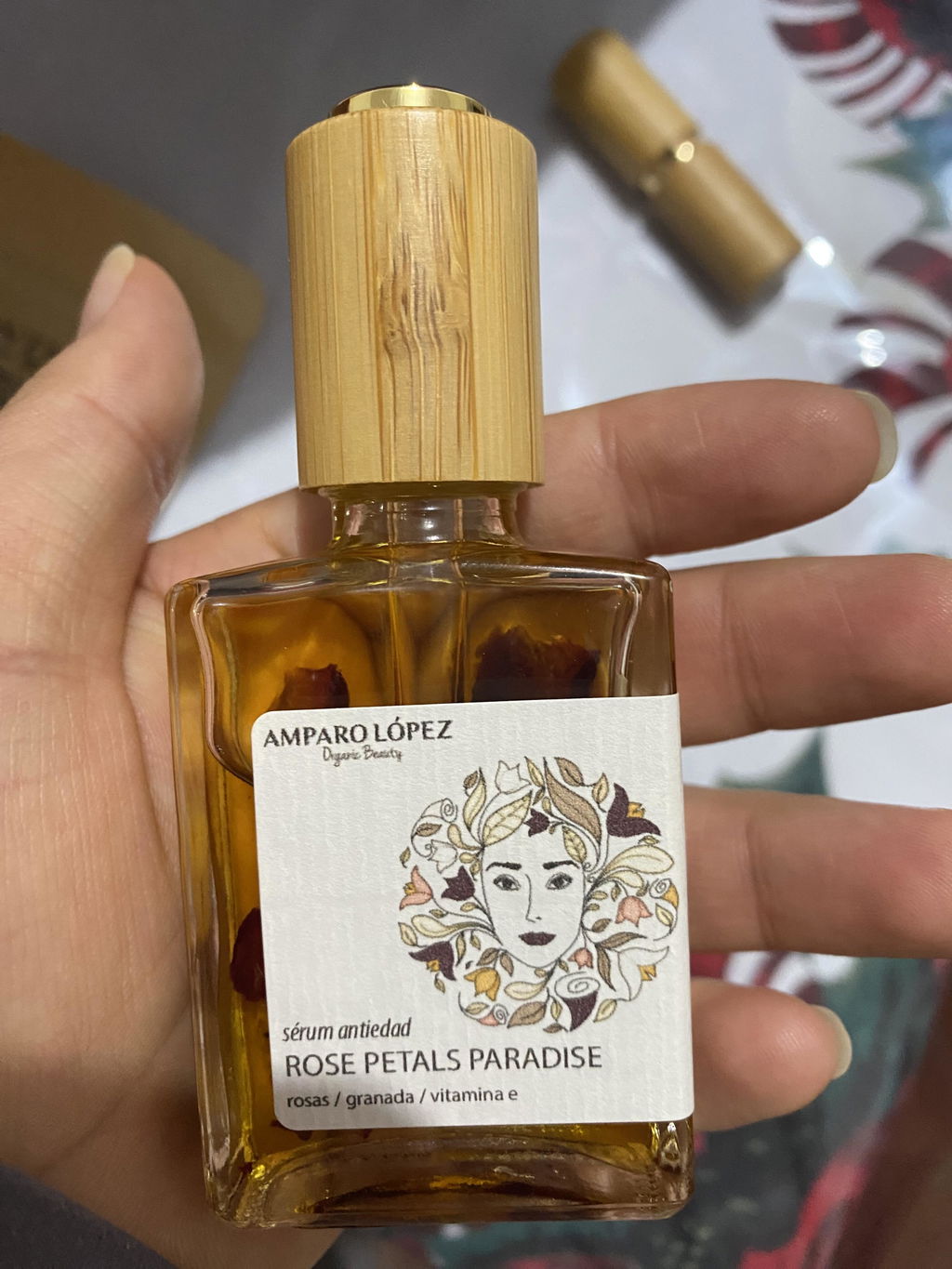 SUERO ACLARANTE Y REGENERADOR CON PÉTALOS DE ROSA