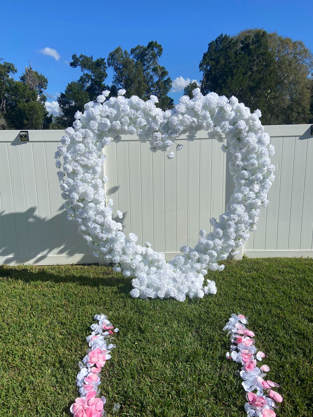 A8869 Luxury Red Rose Floral Arrangement Cloth Base Heart-Shaped Arch Props
