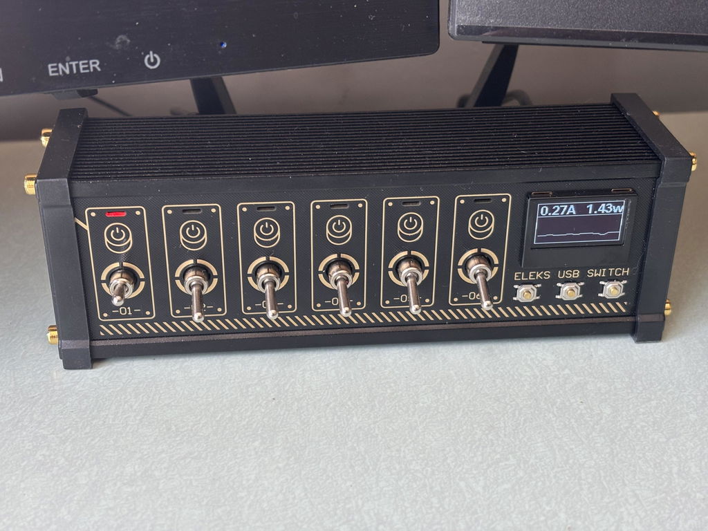 Atomic Voyage NK4 – 10-Port USB Hub with Individual Switches and