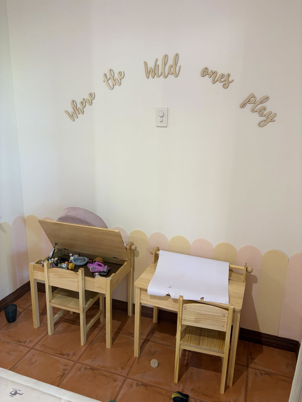 HONEY JOY Kids Table and Chairs Set, Activity Desk and Chair for Children w/Paper Roll Holder & 2 Markers