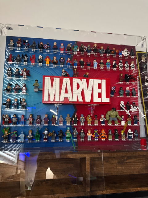 LEGO® Marvel® Minifig Super Fan Display