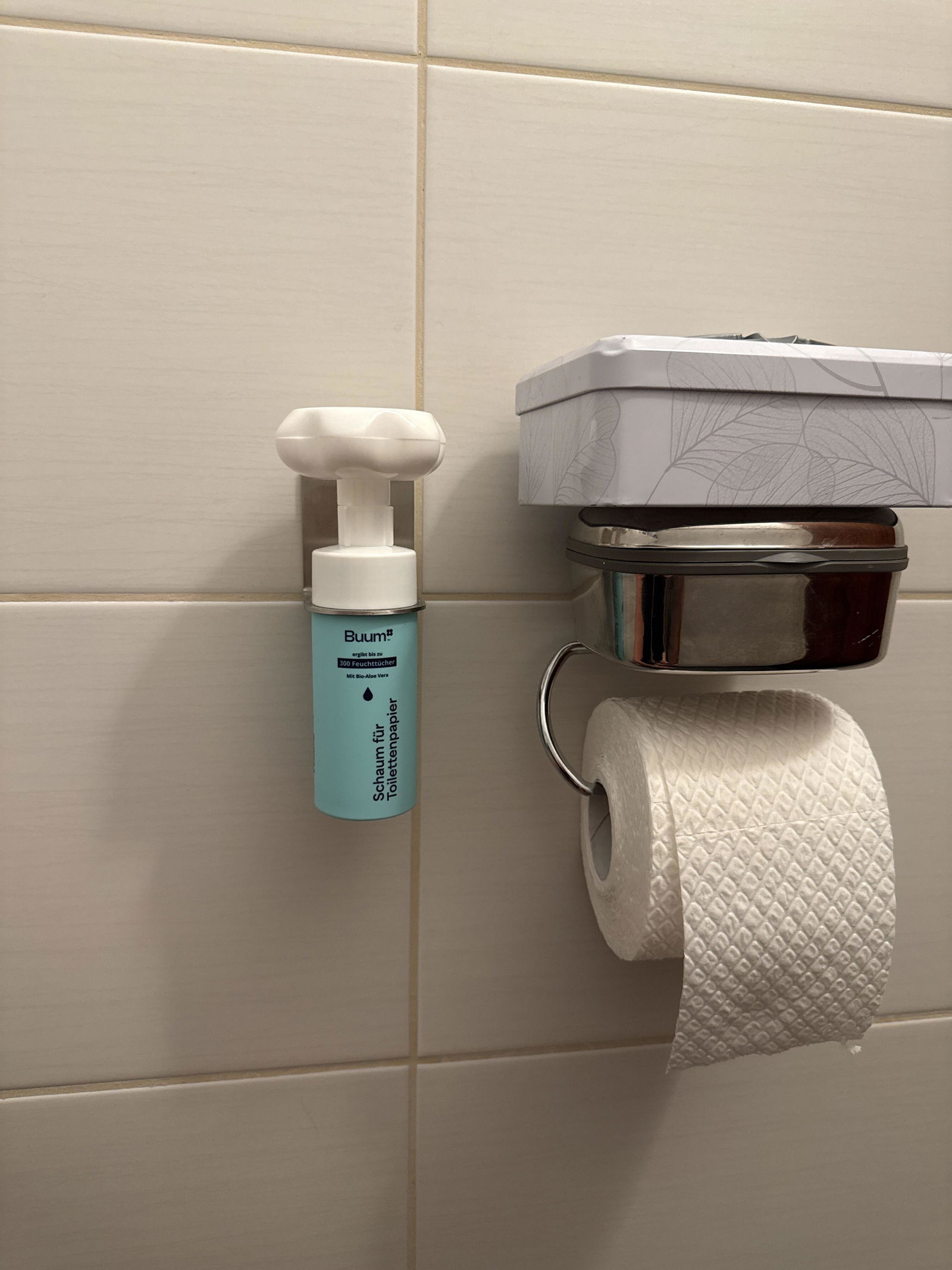 Buum Spender mit Wandhalter im Badezimmer — Kundenfoto