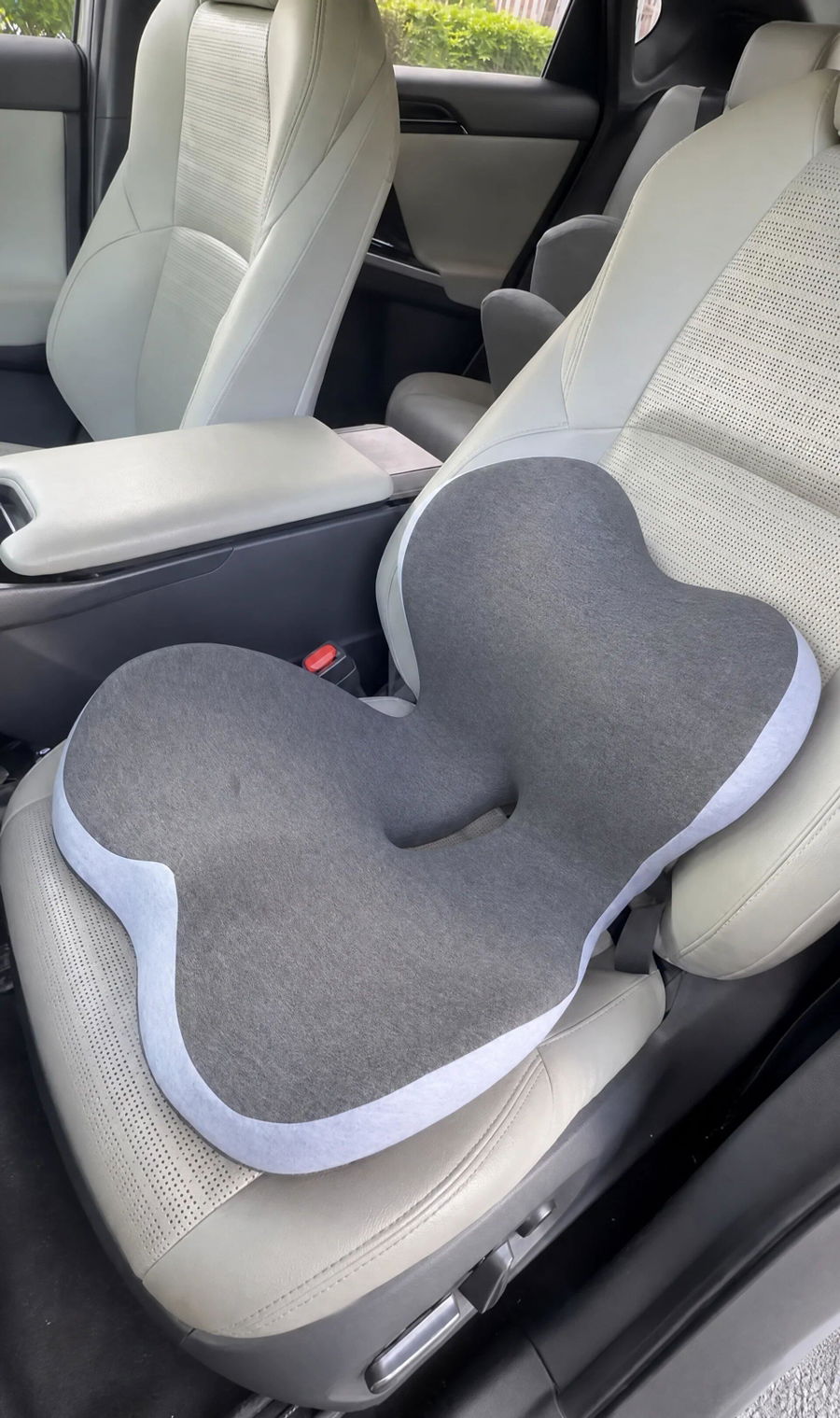Pryxo cushion on a modern car seat