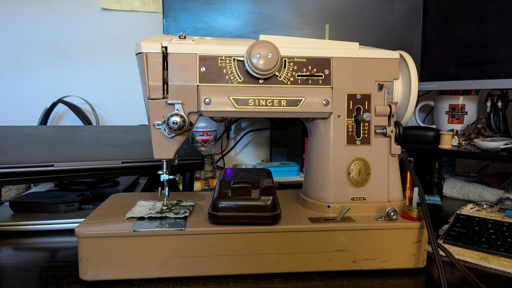 Thumb Nut and Stud for Bottom Cover Singer Models 221, 301A, 401A