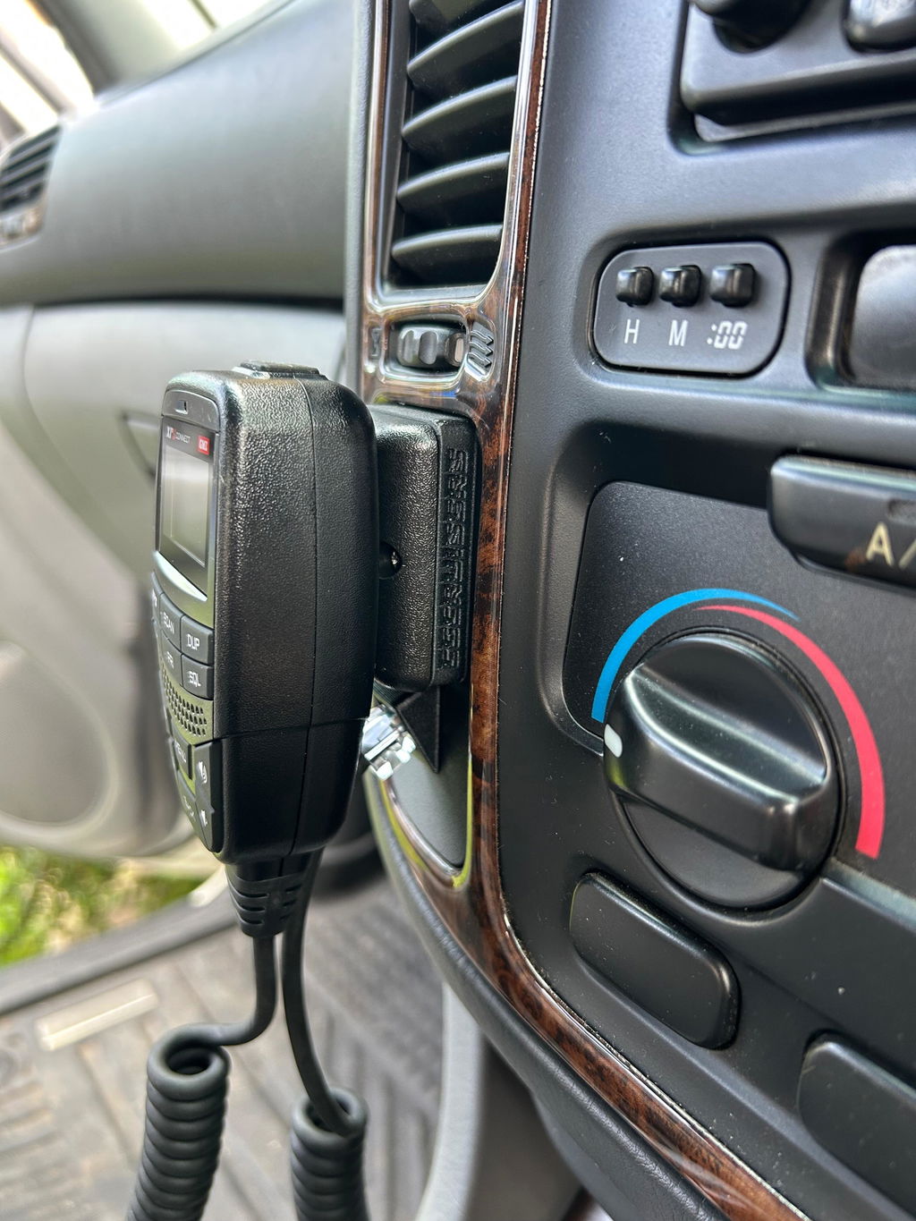 100/105 Series UHF Handheld Mount (Suits 1998-2003)