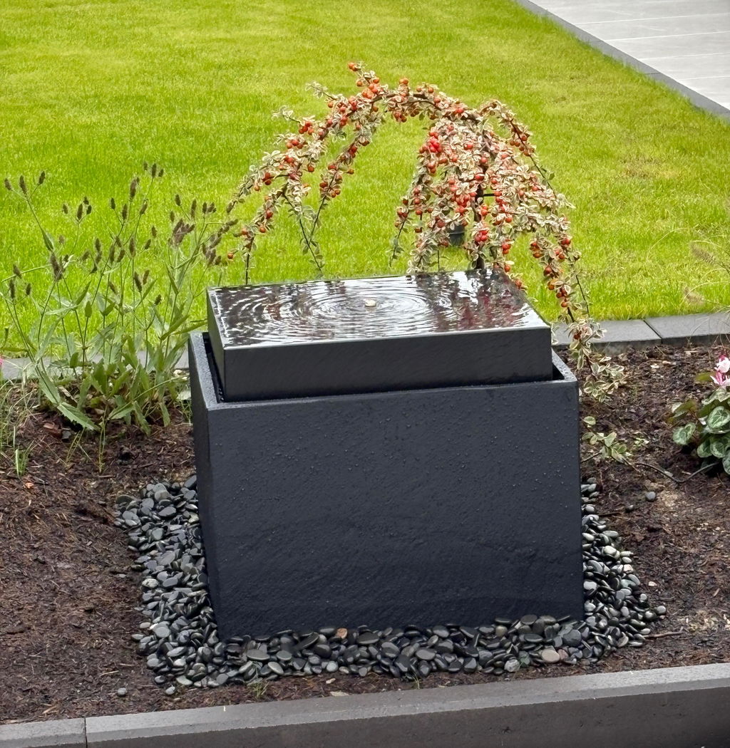 VIDA 40 Anthrazit – stilvoller Würfelbrunnen schwarz, Naturschiefer, Vogeltränke, dezentes Licht, 38 x 38 x 48 cm, 36 kg