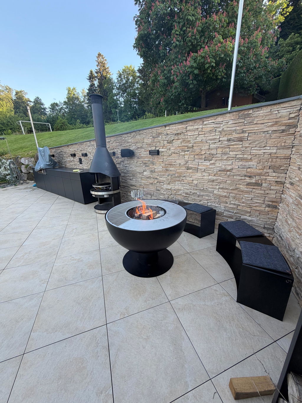 Bench closed round, stainless steel black