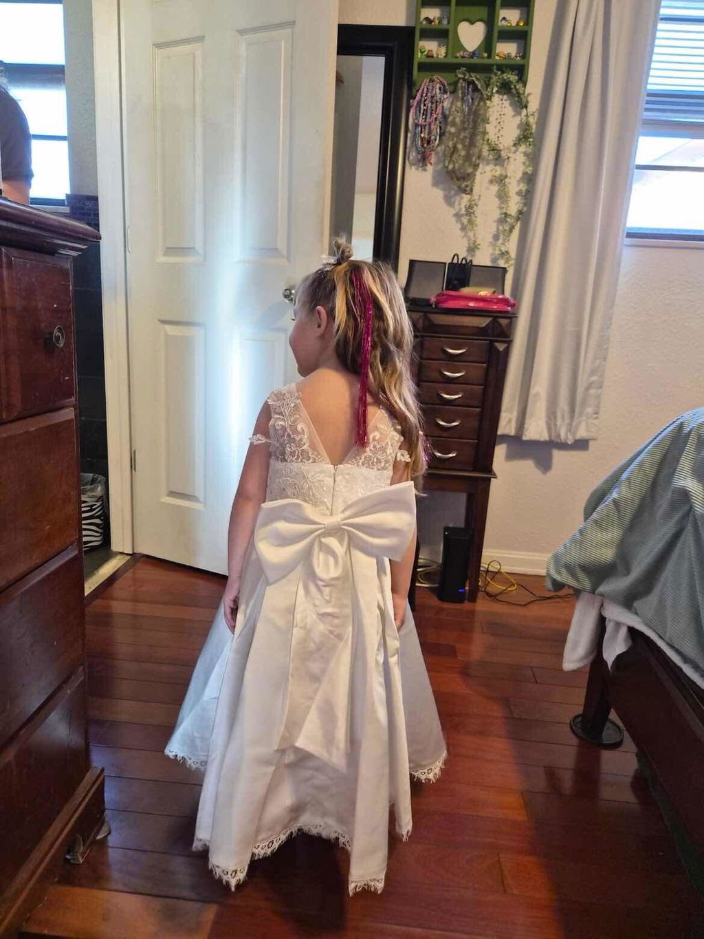 Dideyttawl Flower Girls Dress White Sleeveless Satin Lace Princess Ball Gown with Bow