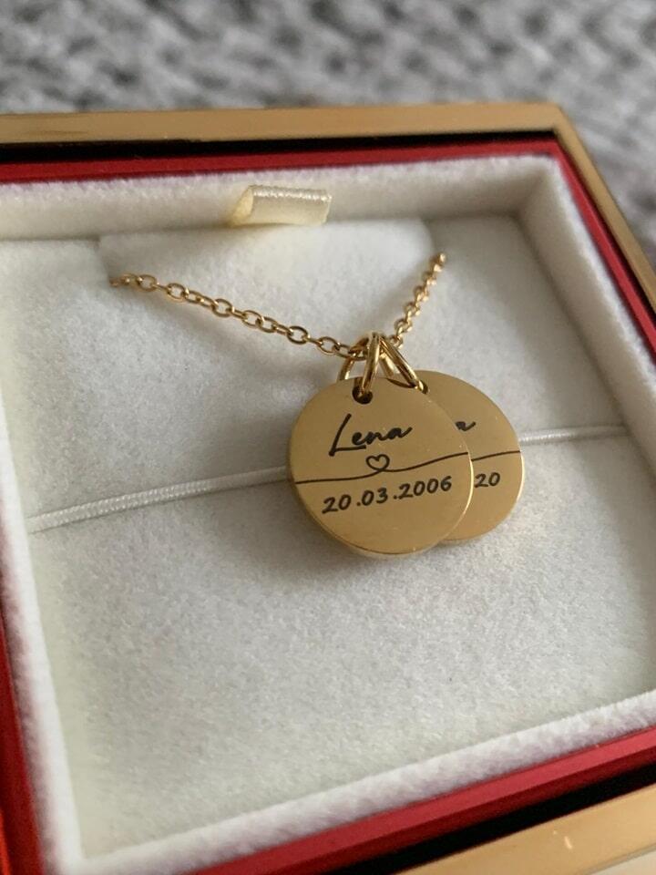 Kette mit Name und Datum