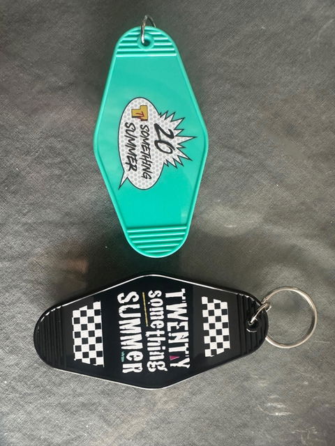 Custom Logo Retro Plastic Tag Keychains For Business Hotel Motel Luggage