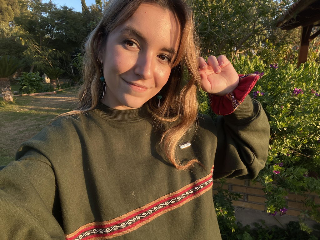 Green oversized sweatshirt with Andean motifs
