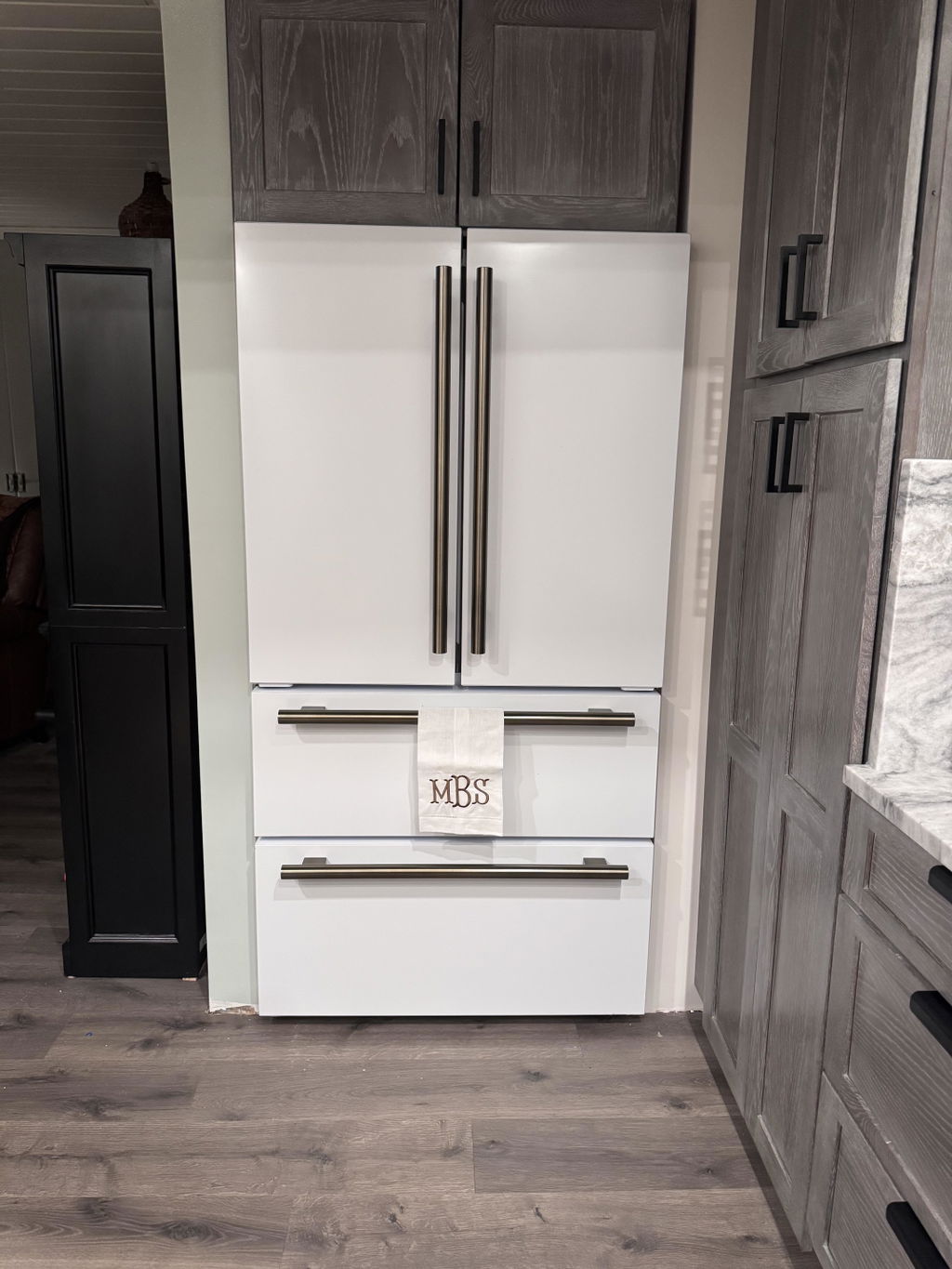 Forno Espresso Moena 36-inch 19.2 Cu.ft French Door Refrigerator in White with Antique Brass Handle (FFRBI1820-36WHT)
