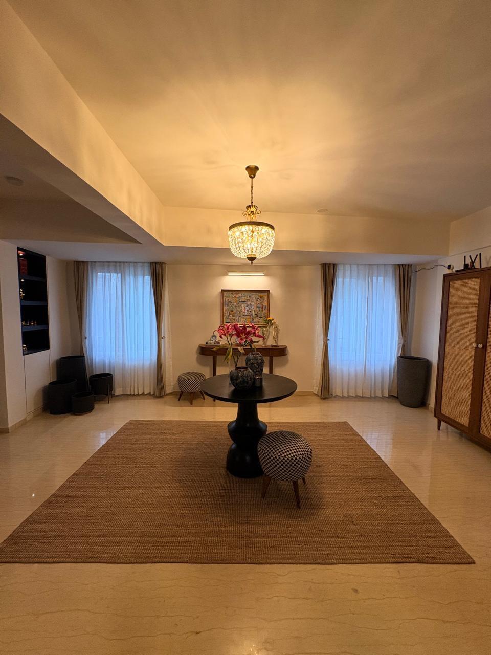 Tulip Round Dining Table