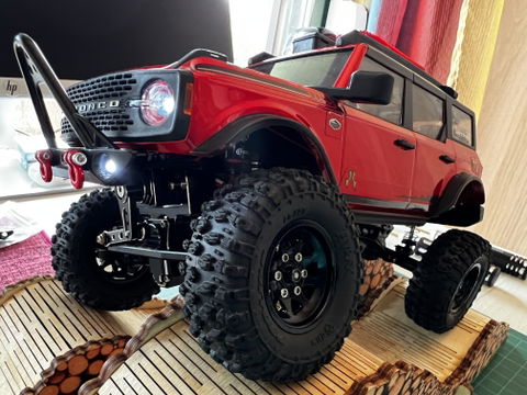 INJORA Para-choque dianteiro RC 1/24 de metal com luzes para RC Crawler Carro Axial SCX24 Parte AXI0002T2 Wrangler JLU CRC Peças de atualização (B