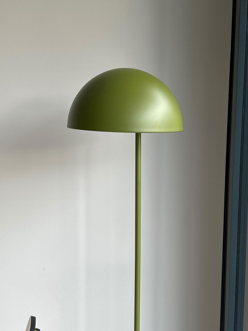 Catlar Stehlampe aus Eschenholz und Metall mit grünem Lackfinish