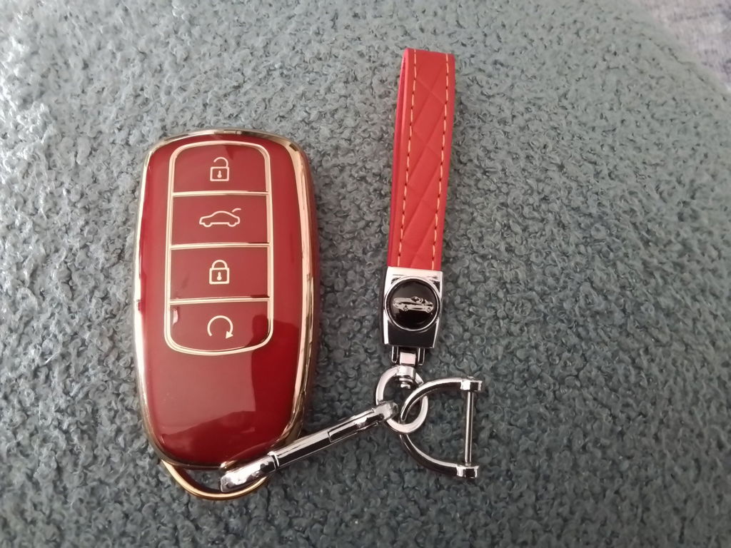 Quilted Leather Keychain – Premium Metal Clip Key Holder
