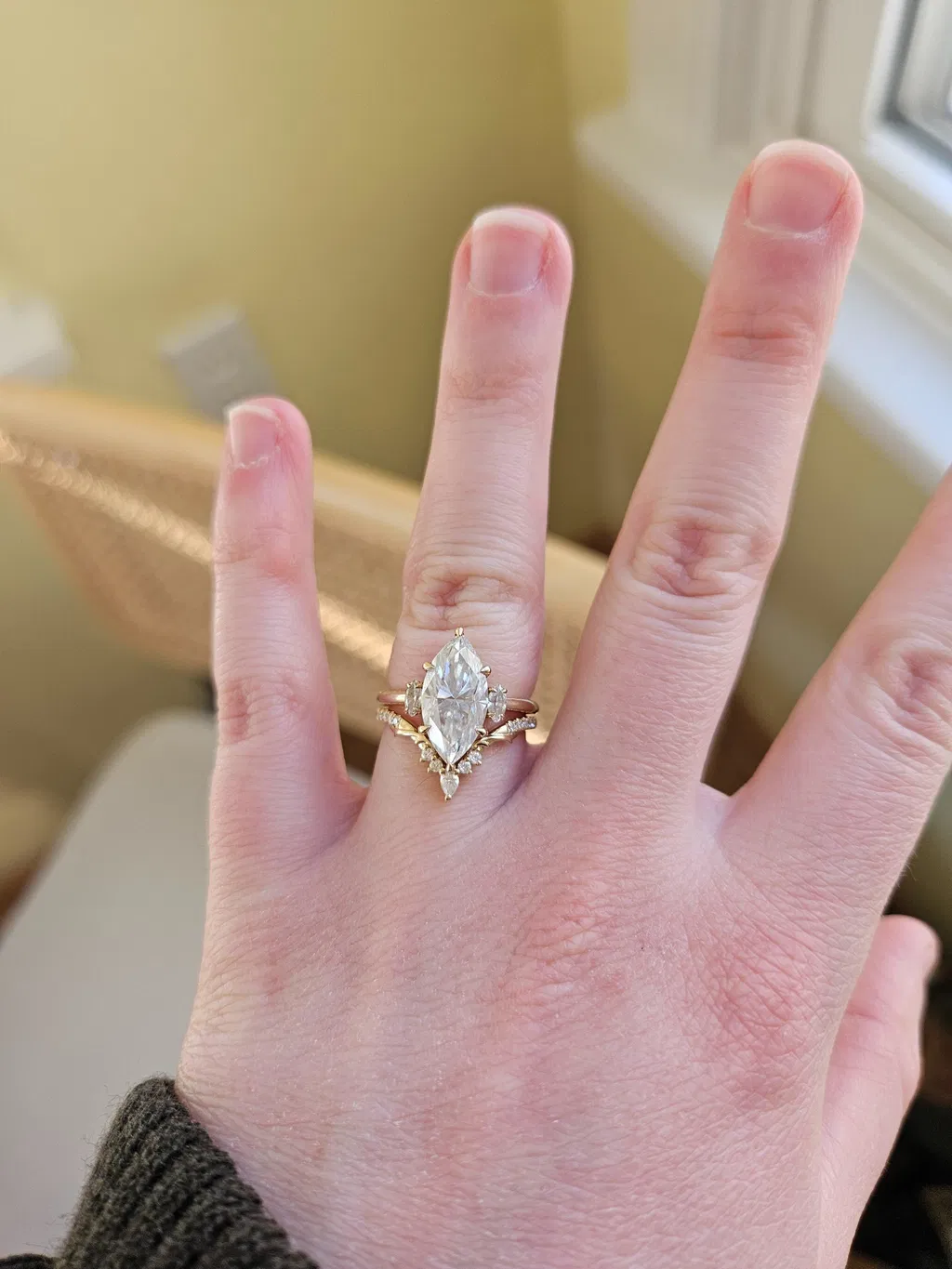 Thorn-Inspired Moissanite Curved Wedding Ring