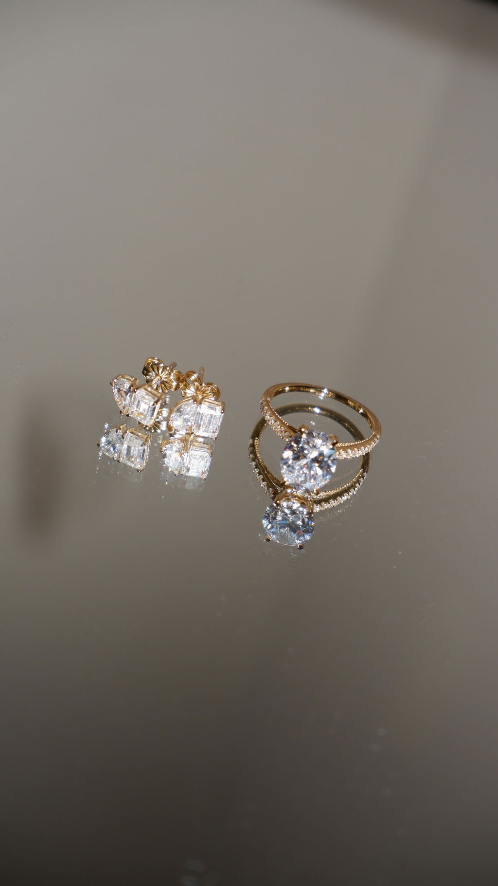 Melina丨3CT Oval Lab Diamond Engagement Ring with Cathedral Setting & Milgrain Pavé Band