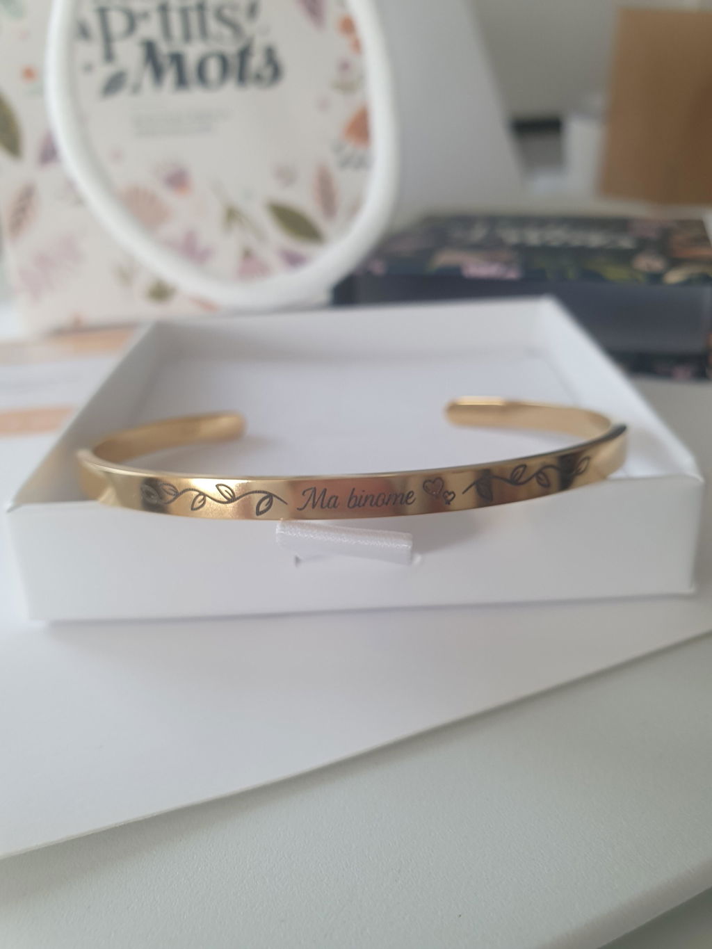 Bracelet jonc personnalisé arabesques florales et gravure