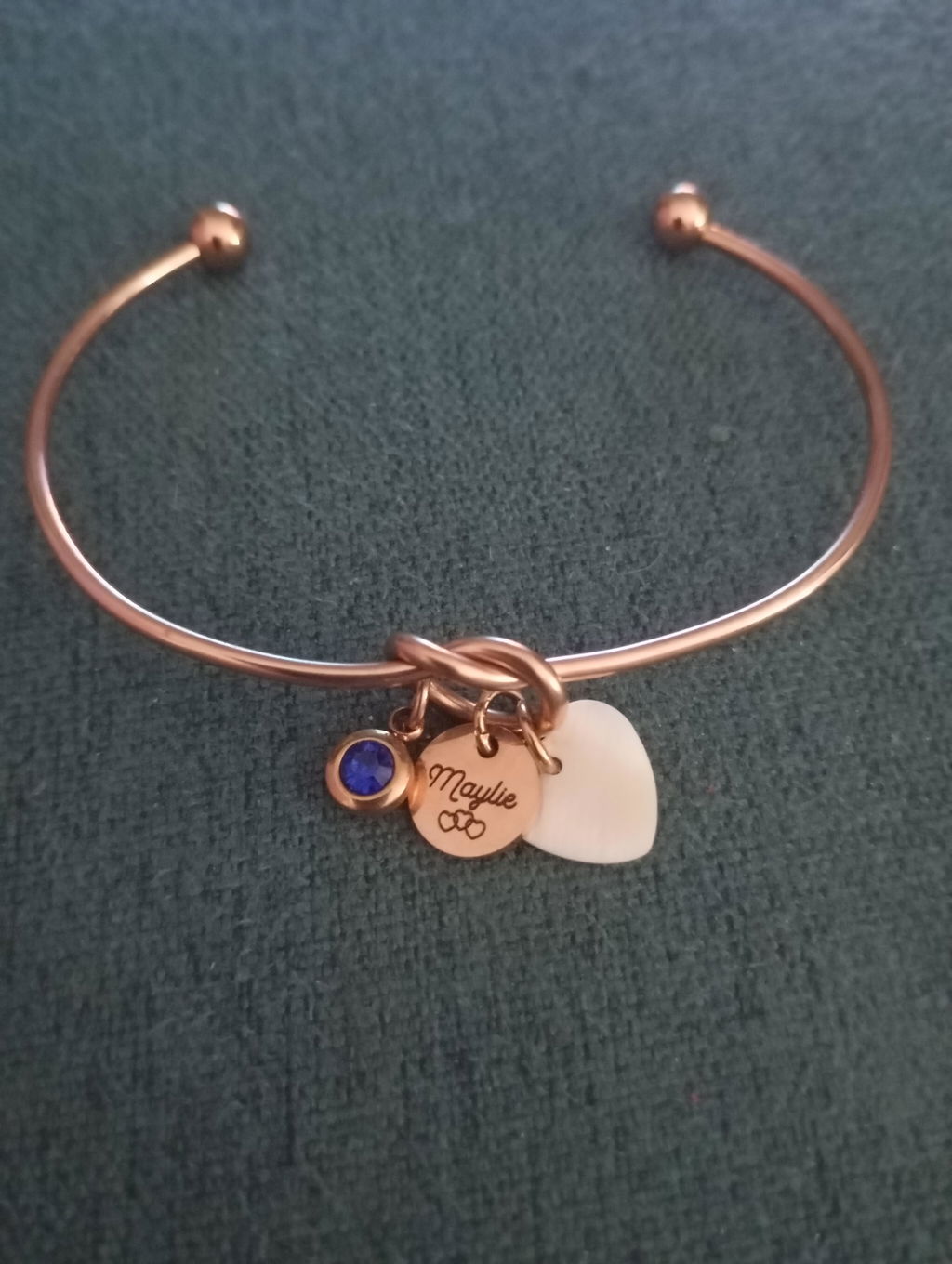 Bracelet personnalisé jonc nœud avec pierre de naissance et médailles de 10 mm à graver
