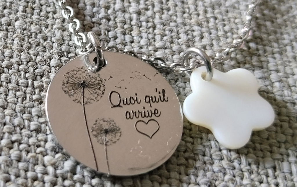 Collier personnalisé femme avec fleur de pissenlit et gravure