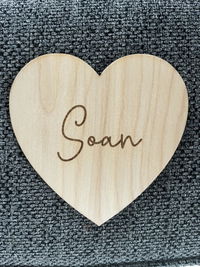Carte étape naissance Coeur Bienvenue en bois personnalisée