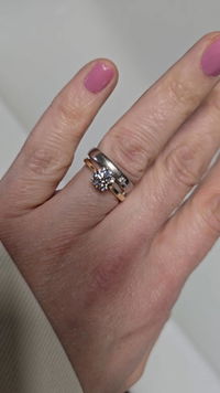 Foto van Kim Vn met haar solitaire verlovingsring
