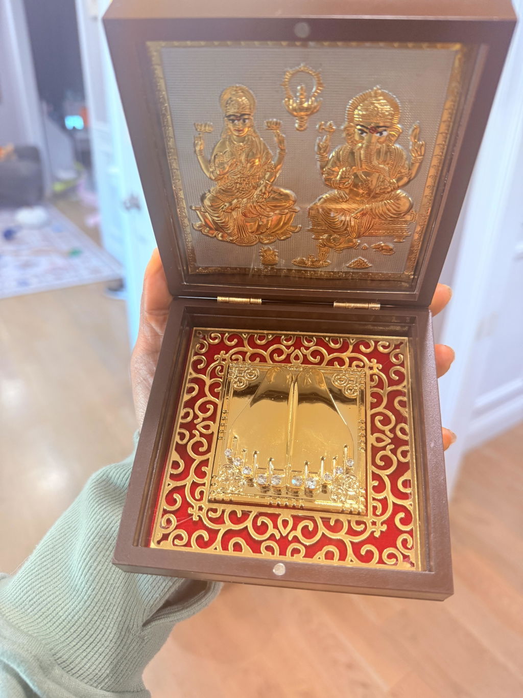 Gold Plated Hindu Idol with Charan Paduka – Spiritual Photo Frame for Home Temple, Office Decor | Indian Return Gift for Housewarming, Diwali Pooja & Weddings