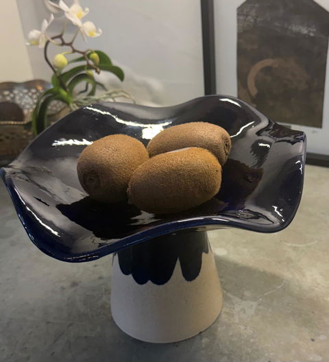 La Coupe est pleine – coupe de fruits en terre cuite émaillée bleu profond brillant - version S