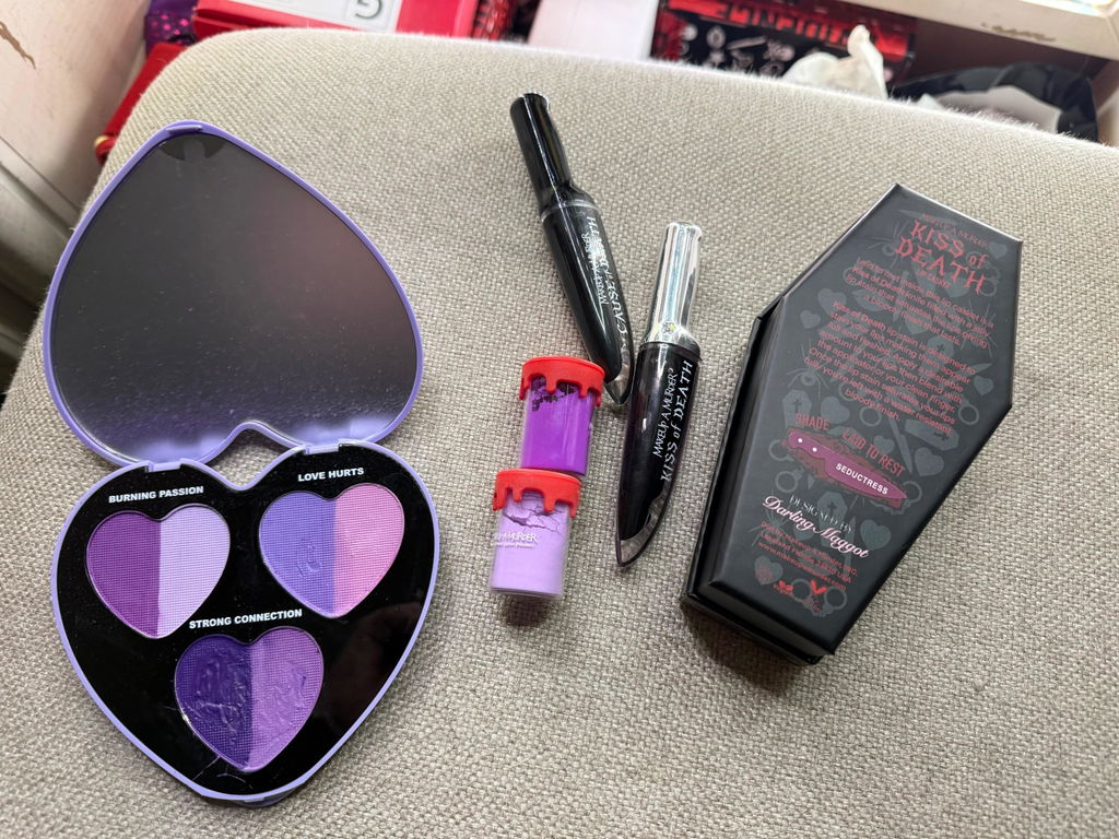 Love Sick Eyeliner — Heart-Shaped Split Pan Hydra Liner Palette