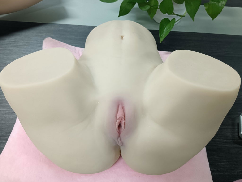 Irene: 11 kg ultrarealistische sekstorso met grote billen