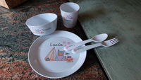Vajilla Completa (Platos + Vaso + Cubiertos) diseño Camping Rosa con Nombre Personalizado