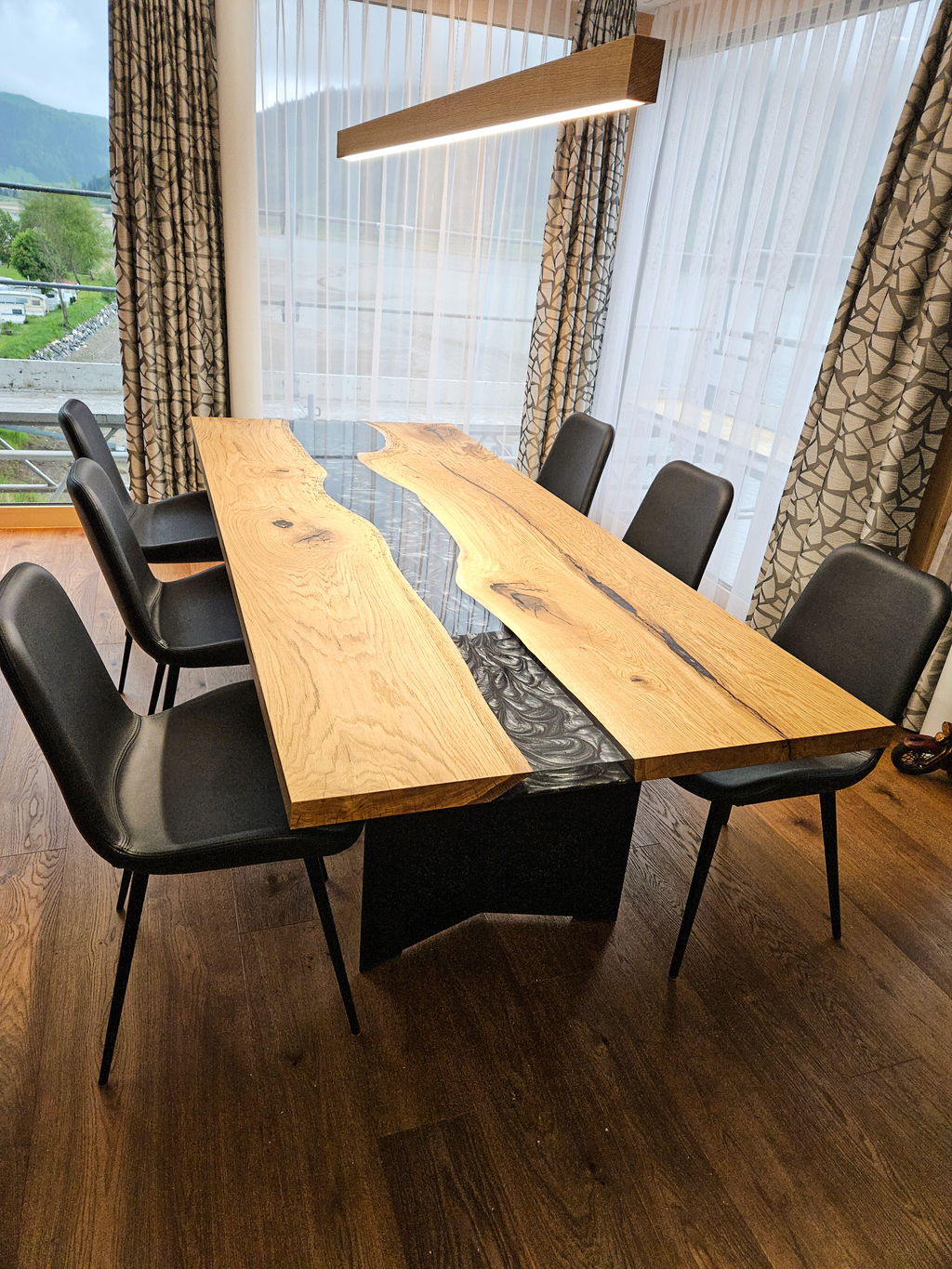 Epoxidharz-Tisch aus rustikaler Eiche mit metallic-schwarzem und transparentem Harz