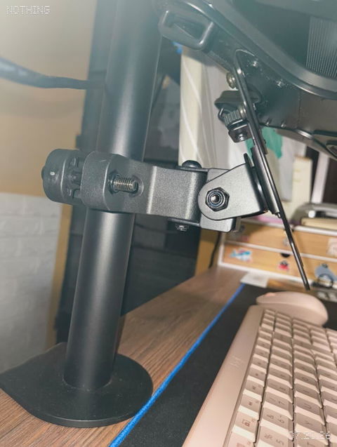 Soporte con Abrazadera para Monitor 17 a 32 Pulg Montaje en Poste, Tubo Tubular