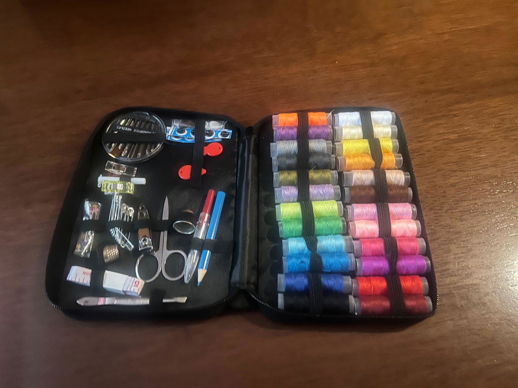 Kit de Costura Completo Portátil con Hilos Agujas Tijera y Cinta Métrica