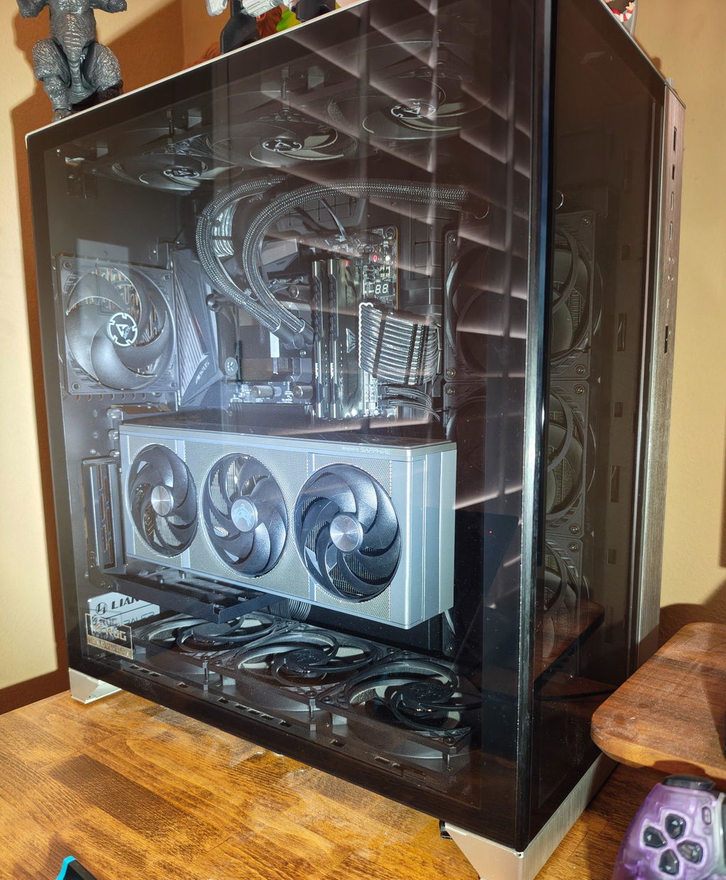 SAPPHIRE NITRO+ AMD Radeon RX 9070 XT 16GB GDDR6 (11348-01)