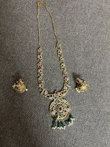 MATTE PEACOCK AD AND RED STONES NECKLACE GOLDEN