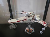 Display stand angled for Lego 9493 X-Wing Starfighter + minifigures slots (A1008)