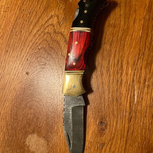 Authentic Damascus steel Back Lock Pocket Knife Green wood Handle Best folding Knife Razor sharp edge Best camping Tool Hunting Skinner EDC Knife with Leather Pouch .