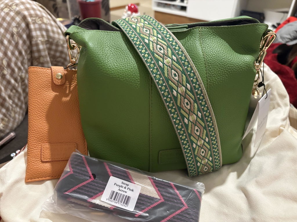 diemm レザーショルダーバッグ 11747391 ポーカーズ City Slim Crossbody Bag & Card Holder Mocha Bundle – Pom Pom London