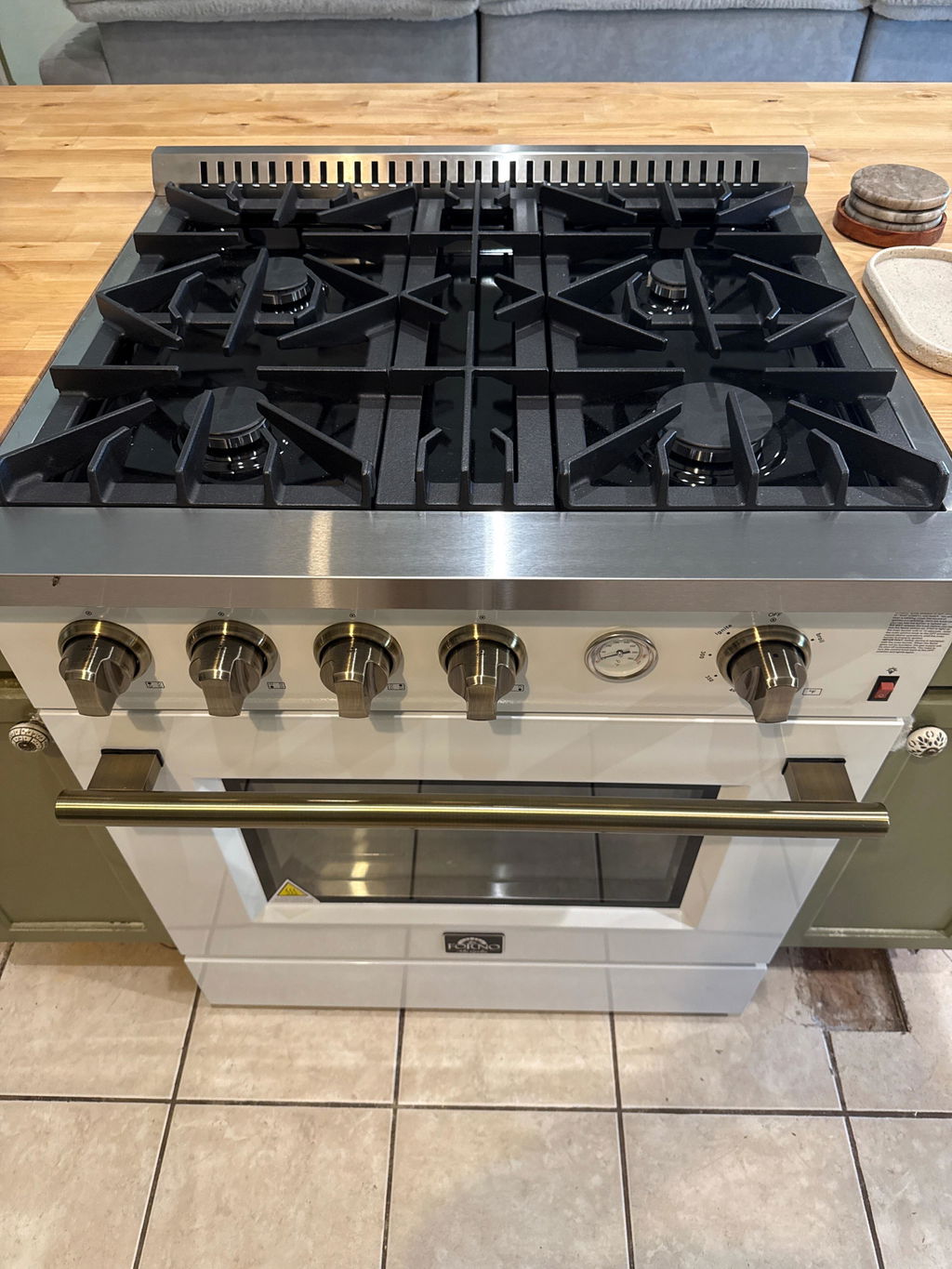 FORNO Marco 30" 4.32 cu.ft. Gas Range with 4 Burners and Temperature Gauge in White with Antique Brass Accents, FFSGS6277-30WHT
