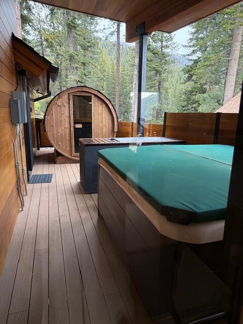 SaunaLife Model E8W 6 Person Sauna Barrel-Window