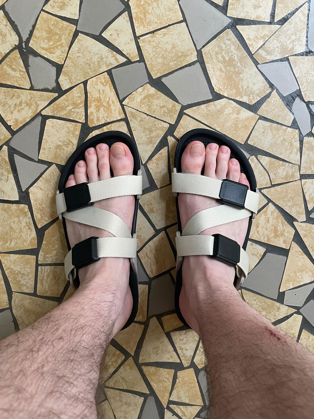 ESSENTIALS Sandalen