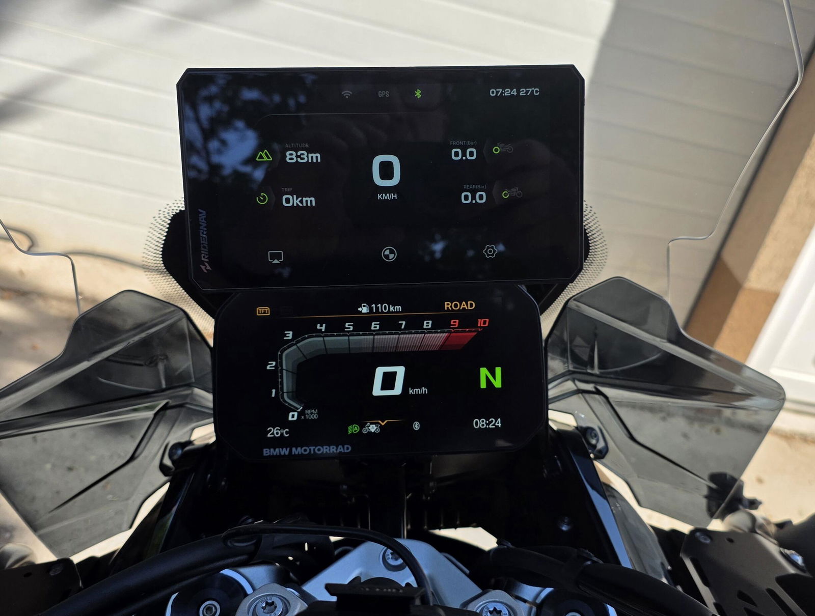 R7M BMW 7インチ ディスプレイ: BMW 専用に設計。コントロールのために