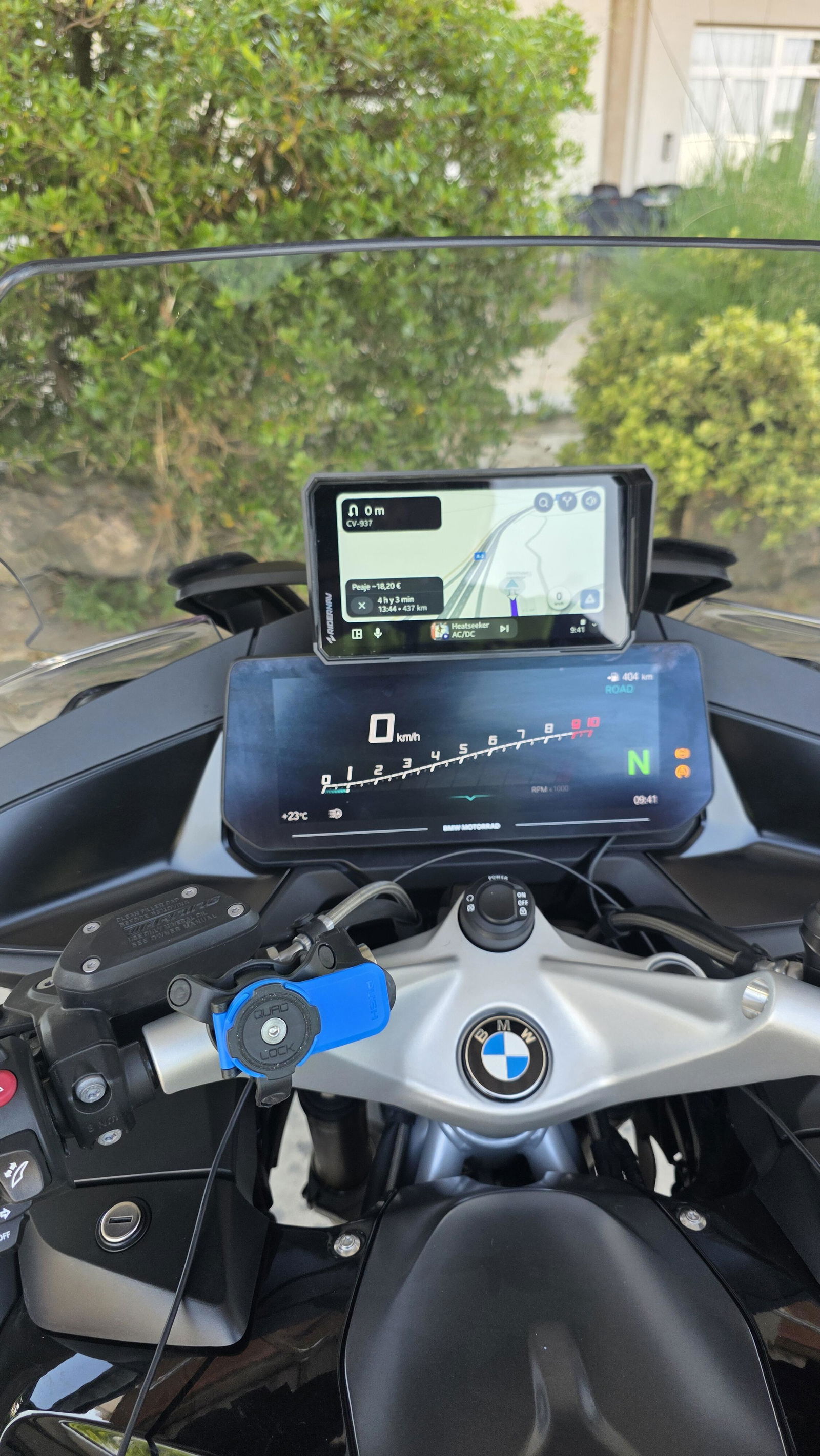 R7M BMW 7インチ ディスプレイ: BMW 専用に設計。コントロールのために