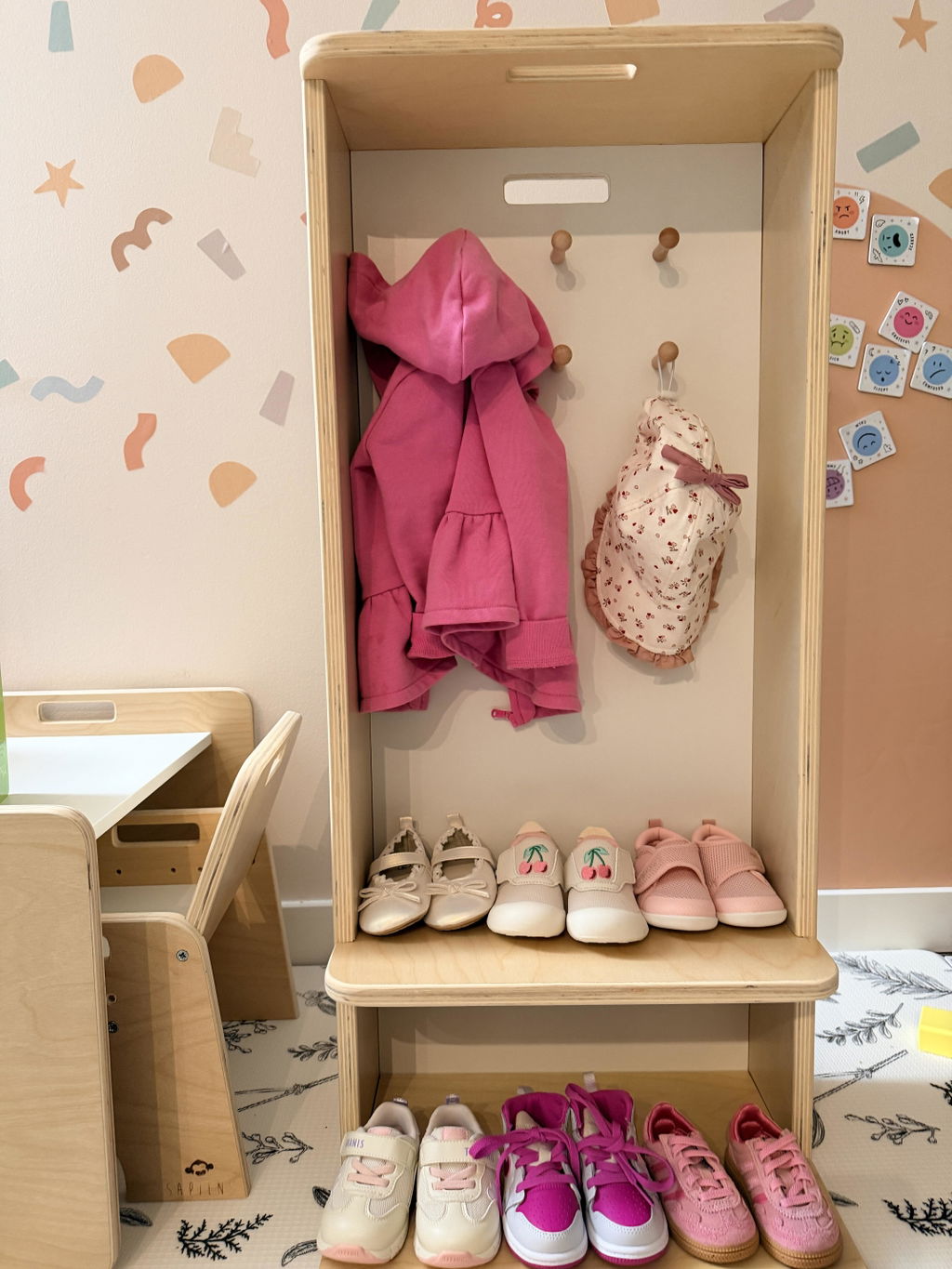 MANGO - Montessori Cubby Coat Rack