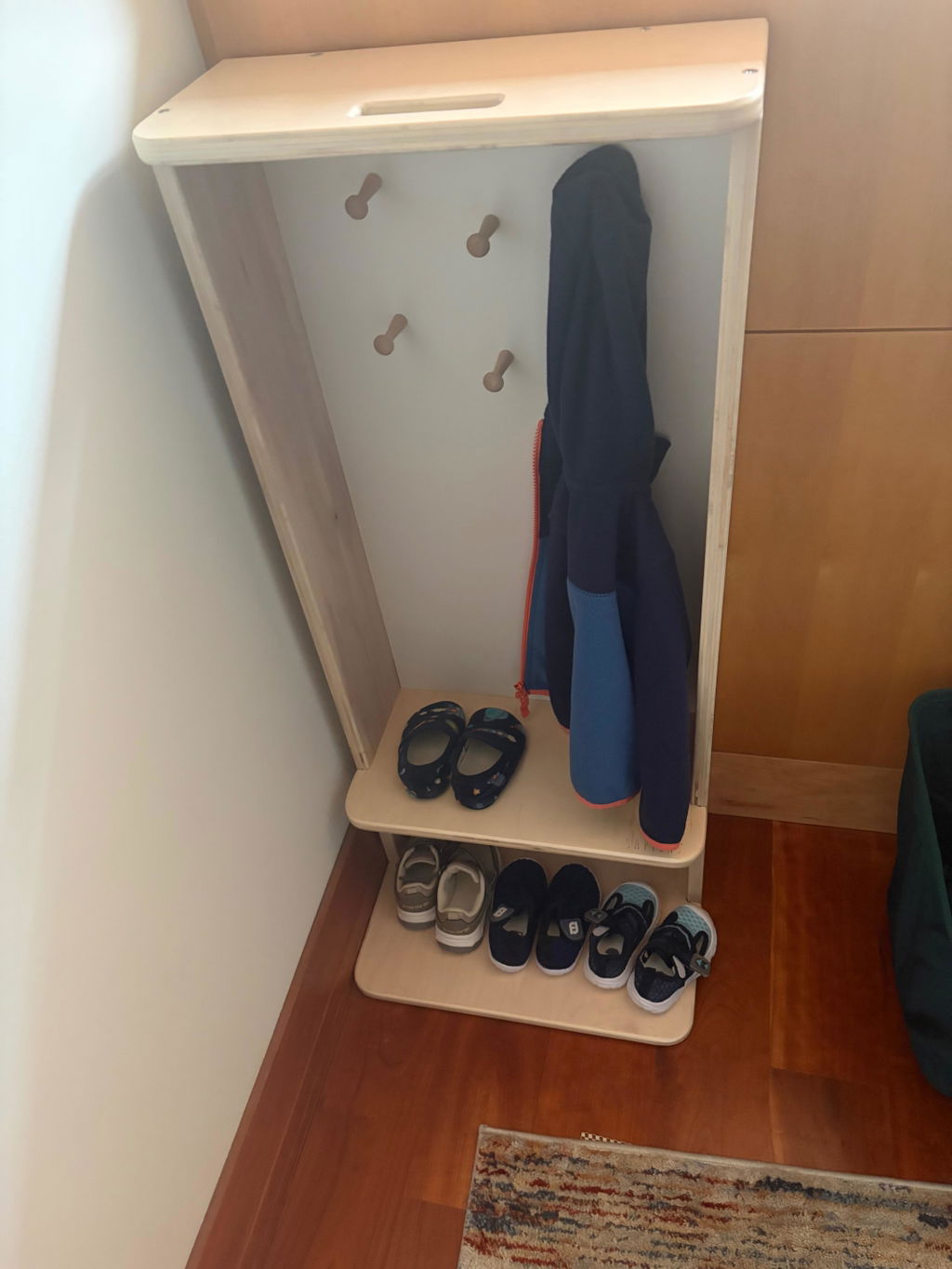 MANGO - Montessori Cubby Coat Rack