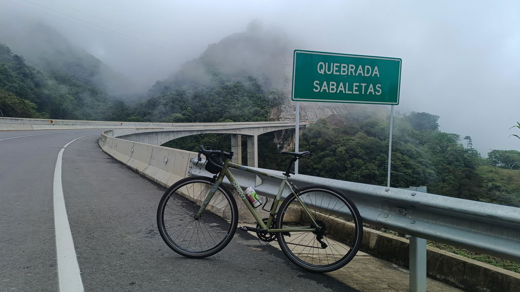 Bicicleta de ruta FREEDOM en aluminio con tenedor en carbono y LTWOO RX de 2x12 vel.